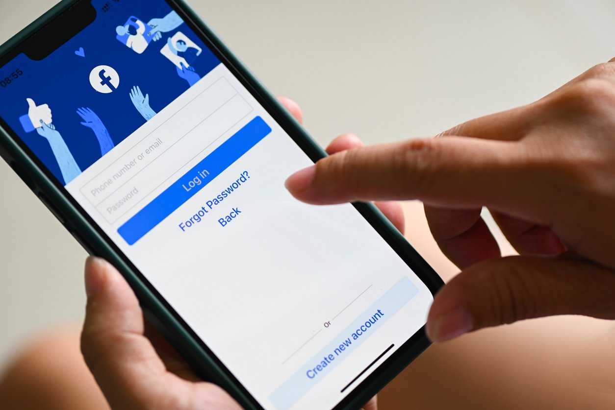 Facebook's latest test brings back in-app messaging